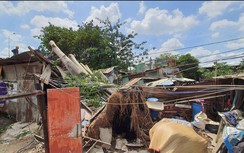 Cây cổ thụ bật gốc đè 12 phòng trọ, mẹ ôm con nhỏ tháo chạy