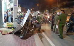 Xe ba gác tông chết người đi bộ, chỉ dừng lại khi đâm vào biển giao thông