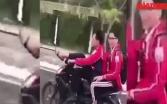 Công an vào cuộc vụ 2 nam sinh đầu trần đánh võng, gác chân lên tay lái