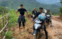 Hoa hậu H'Hen Niê lội bùn vào khu sạt lở Trà Leng, tiết lộ điều xúc động