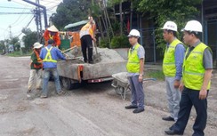 Khẩn trương khắc phục mặt đường, đảm bảo giao thông miền Trung sau bão