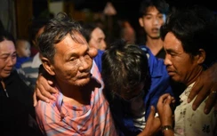 Khoảnh khắc vỡ òa của ngư dân bị chìm tàu trên biển khi gặp lại gia đình