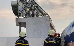 Giải cứu thanh niên "vắt vẻo" trên lan can lầu cao, cầm kéo dọa tự tử