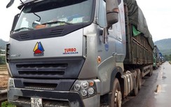 Xe đầu kéo xếp hàng dài trên đường Hồ Chí Minh nhánh Tây chờ thông đường