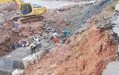 Nhà dân, trụ sở xã chênh vênh bên mép sạt lở đường Tây Đakrông - A Lưới