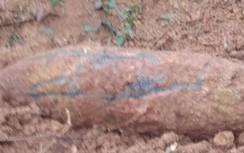 Quảng Bình cấm đường 8 ngày để xử lý quả bom từ trường trên QL9B