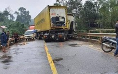 Ô tô tải gặp nạn "án ngữ" giữa đường, quốc lộ 9 ách tắc nhiều giờ