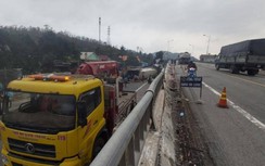 Kinh hoàng xe container rơi từ cầu vượt xuống đường, tài xế bị thương nặng