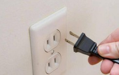 Bé trai 2 tuổi nghi bị điện giật tử vong cạnh võng có khung thép