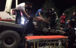 Xe đầu kéo lao ruộng, hàng chục tấn xi măng đè bẹp cabin, tài xế tử vong