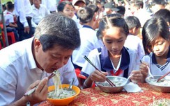 Ông Đoàn Ngọc Hải tặng xe đạp, mời học sinh nghèo ăn phở