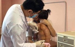 Cân não phẫu thuật bỏ khối u mỡ khủng 4kg trên lưng bé gái 2 tuổi