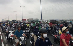 Xe khách tông dải phân cách, cầu Sài Gòn tê liệt