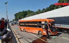 Video TNGT ngày 13/11: Xe chở rác phơi bụng trên cầu Nhật Tân giữa đêm