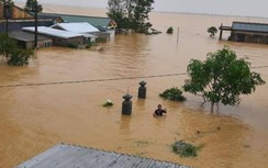 Công nông vượt lũ chở sinh viên đi học bị lật, 1 em chết thương tâm