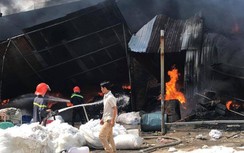Kho hóa chất và phế liệu cháy nổ ngùn ngụt trong khu dân cư