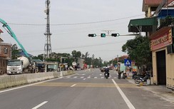 Dở khóc dở cười vì cột đèn tín hiệu “trốn” trong nhà dân