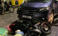 Ô tô đẩy xe máy hàng trăm mét, thai phụ bất tỉnh sau tai nạn ở Quảng Ngãi