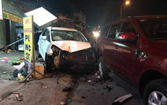 Tài xế say xỉn, lao ô tô lên vỉa hè tông nhiều người đang ngồi nhậu