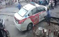 Phạt 4 triệu, tước GPLX 2 tháng tài xế taxi cố tình vượt rào chắn đường sắt