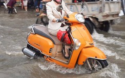 Video: Xe chết máy, người dân bì bõm trong biển nước vì đỉnh triều cường