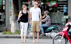 Khách Tây kinh hãi khi sang đường