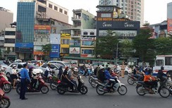 Xếp hàng nộp phạt vì vượt đèn đỏ, đi ngược chiều ở Ngã Tư Sở