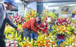 Hoa tươi phục vụ dịp 20/11 tăng giá mạnh vẫn đắt khách