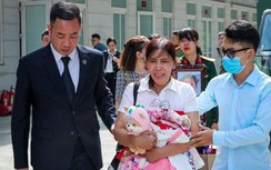 Bà ngoại bé gái bị bố dượng, mẹ đẻ sát hại: "2 bị cáo hãy xin lỗi con mình"