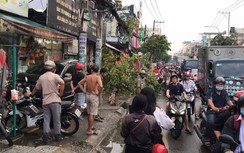 Ô tô tông 3 xe máy, 2 cửa hàng và hạ gục cây xanh, 2 người bị thương