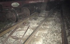 Tàu hàng trật bánh hai toa, đường sắt Bắc - Nam ách tắc nhiều giờ