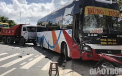 Nhiều người hoảng hốt, la hét khi xe khách va chạm với xe tải trên QL1