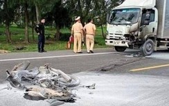 Sau va chạm với xe tải, người đi xe máy tử vong, xe cháy trơ khung