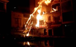 Khống chế kẻ ném "bom xăng" sang nhà hàng xóm, dùng dao chống trả công an