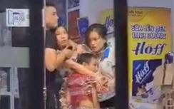 Thanh niên cầm hung khí khống chế 3 người ở TP.HCM