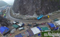 Bàng hoàng giây phút chiếc xe khách bị lật trên QL6 khiến 2 người tử vong