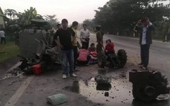 Xe "hổ vồ" đâm công nông kéo máy trộn bê tông, 1 người tử vong
