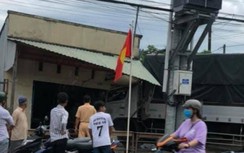 Xe tải tông xe buýt trên QL1 rồi lao vào trụ sở khóm, nhiều người hoảng hốt