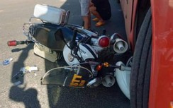Mô tô cảnh sát trật tự tông ngang hông để... dừng xe khách?