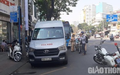 Thấy CSGT, tài xế xe khách dừng đỗ nơi có biển cấm ở TP.HCM tháo chạy