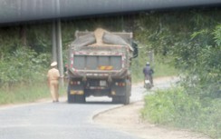 Gia Lai: Xe nghi quá tải chạy rầm rập, sao CSGT ngó lơ?