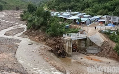 Cận cảnh tuyến đường bị mưa lũ tàn phá, chia cắt gần 1 tháng ở Quảng Nam