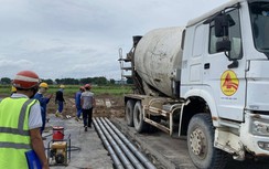 Đang lắp đèn tín hiệu tại đường cất hạ cánh sân bay Tân Sơn Nhất