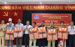 Hải Phòng trao tặng áo phao cho 6 mô hình đường thuỷ "Văn hoá - an toàn"