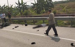 Video TNGT 28/11: Xe máy đi ngược chiều đấu đầu xe khách, 1 người tử vong