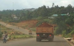 Xe ben chở đất, cát không phủ bạt náo loạn đường phố Bảo Lộc