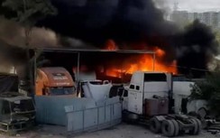 Cháy lớn gara ô tô, bãi xe cạnh cao tốc, nhiều phương tiện bị thiêu rụi