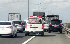 Đua nhau đi vào làn khẩn cấp trên cao tốc, tắc càng thêm tắc