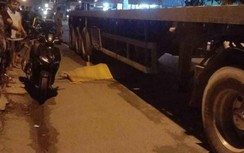 Bình Dương: Bất ngờ ngã xuống đường, người phụ nữ bị xe đầu kéo cán tử vong