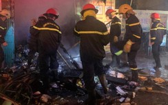 Cháy đại lý thiết bị y tế, cảnh sát phá cửa "giải cứu" nhiều bình oxy
